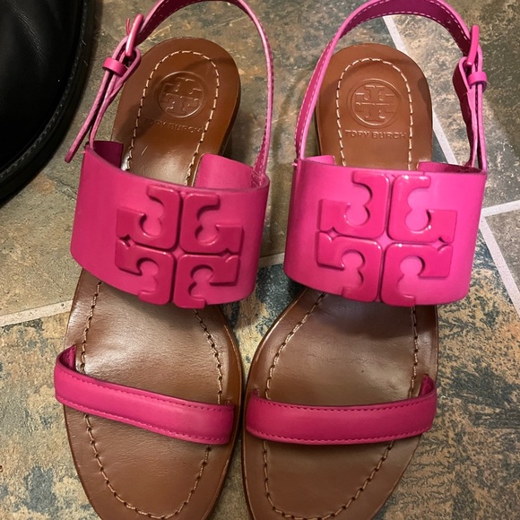Tory Burch Hot Pink Logo-Emblem Leather Sandals - Picture 2 of 2